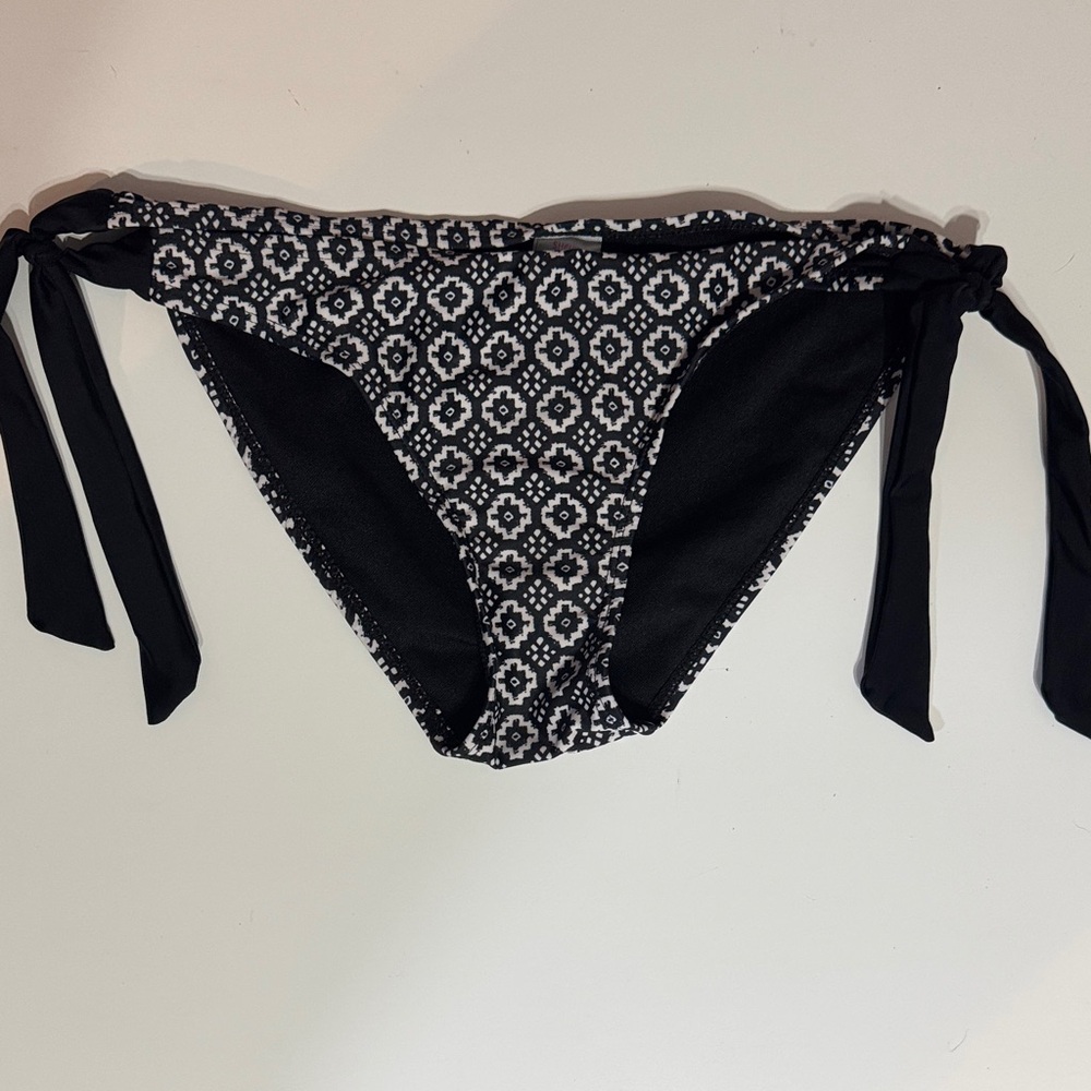 Elegant Black and White Geometric Bikini Bottom